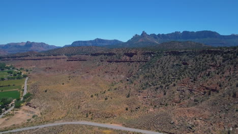 Drohnenaufnahme-Eines-Riesigen-Wüstengebirges-Mount-Zion-National-Park-Im-Süden-Von-Utah