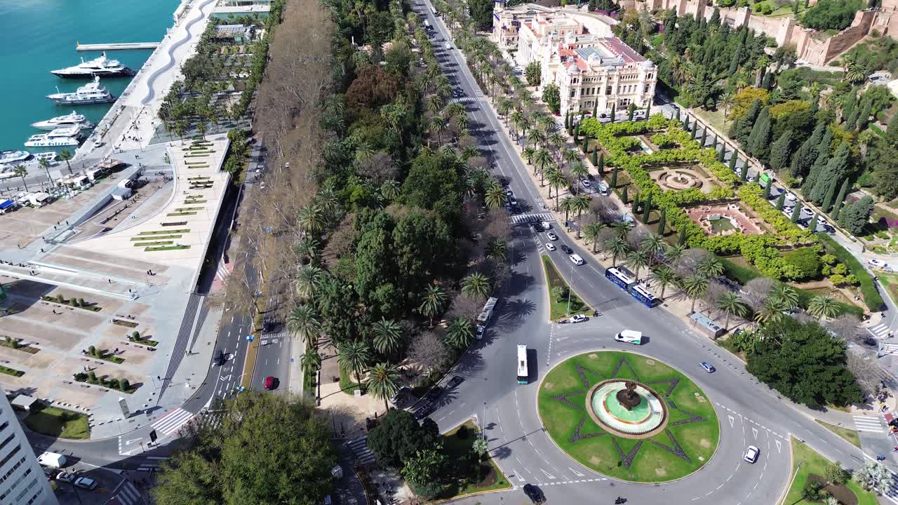 Malaga Spagna vista aerea strada principale nuovo municipio lungomare del porto turistico città spagnola.