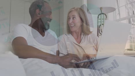 animación de procesamiento de datos estadísticos sobre una pareja biracial feliz usando una computadora portátil en la cama en casa