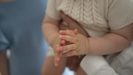las manos apretadas de la madre y el bebé