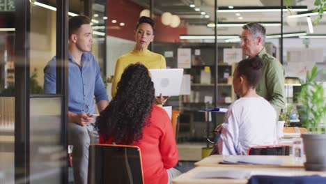 Gente-De-Negocios-Feliz-Y-Diversa-Discutiendo-El-Trabajo-Durante-Una-Reunión-En-La-Oficina