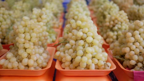 uvas amarillas frescas en el mercado