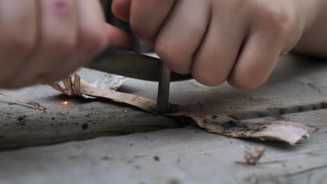 Produciendo-Chispas-De-Un-Encendedor-De-Magnesio