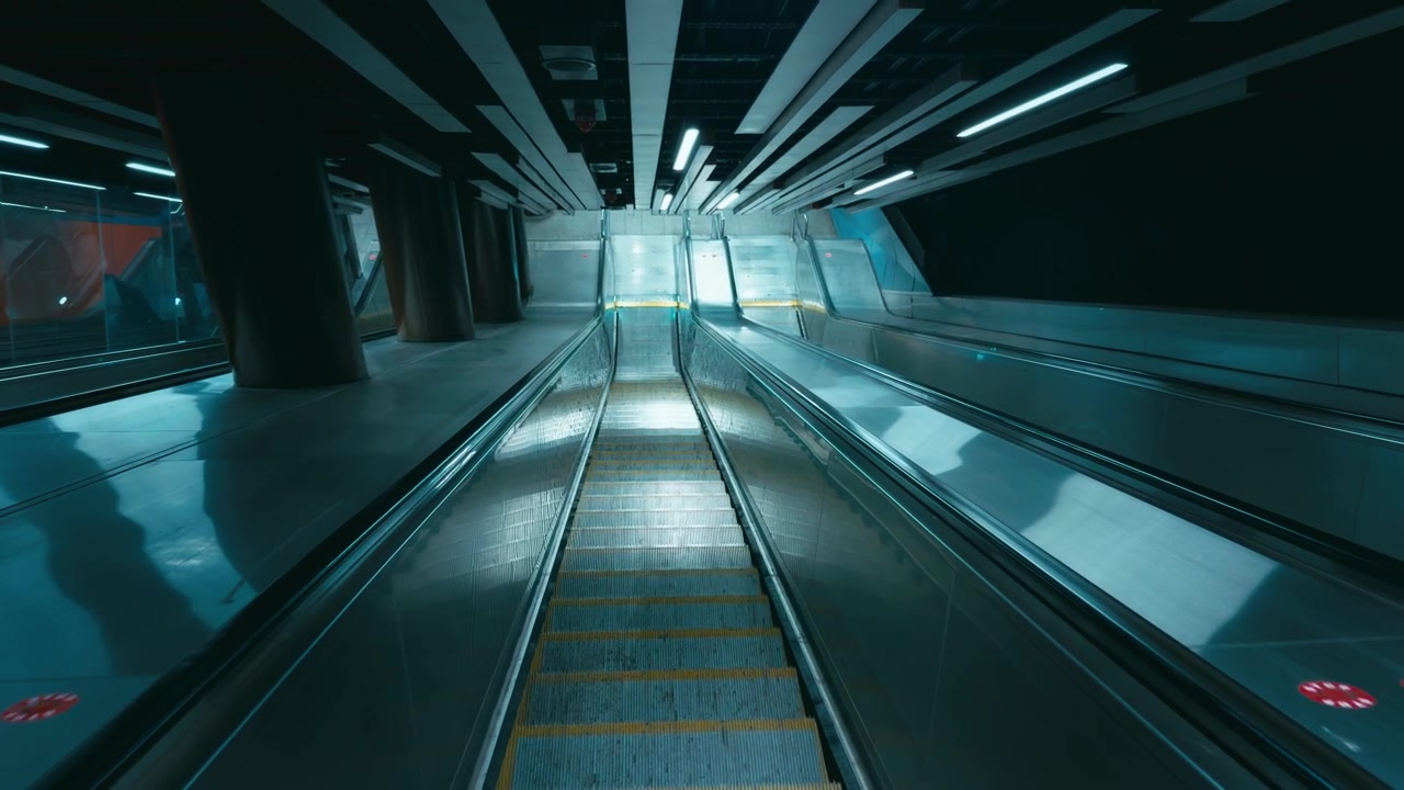 Scendere le scale mobili per raggiungere la metropolitana