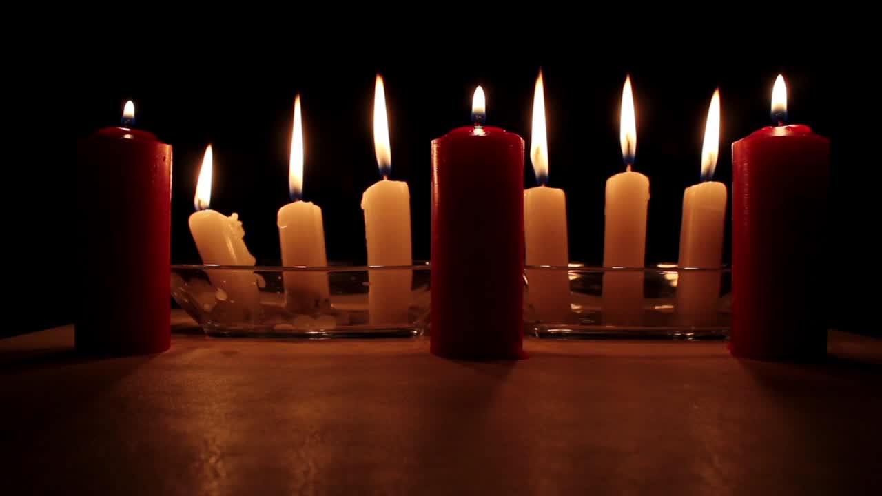 горящие свечи черный фон 2