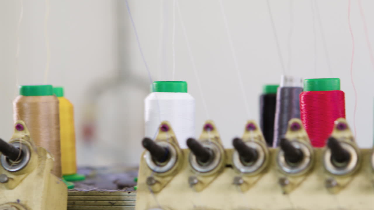 máquinas de coser industriales con hilos de coser de colores