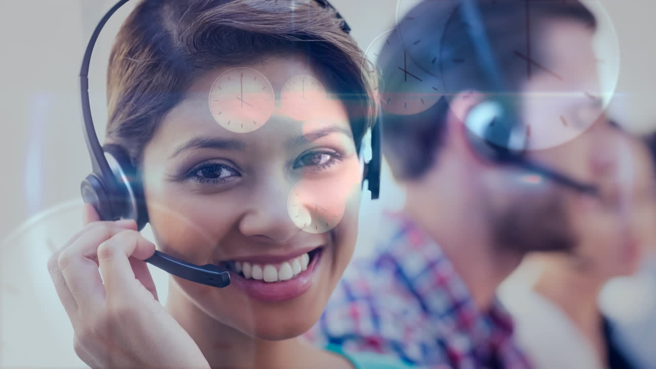 mujer que trabaja en un centro de llamadas