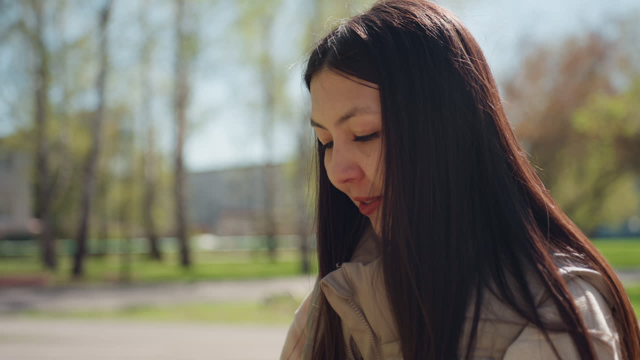 햇빛 아래에서 휴식을 취하는 여성, 평화롭게 책을 읽는 여성을 보여주는 고요한 정원 환경, 공원의 부드러운 햇빛 아래에서 독서에 몰두하는 여성이 있는 평온한 야외 풍경