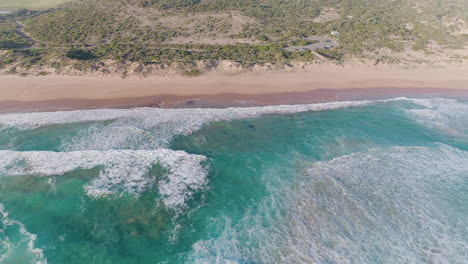 Toma-Aérea-De-Olas-Rompiendo-En-La-Costa-Arenosa-En-El-Sur-De-Australia