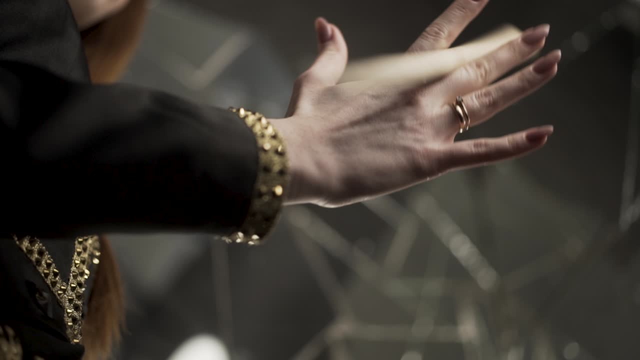 악기 를 연주 하는 여자