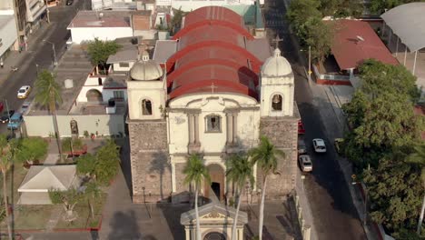 Außenfassade-Des-Templo-De-La-Merced-Tagsüber-In-Colima,-Mexiko