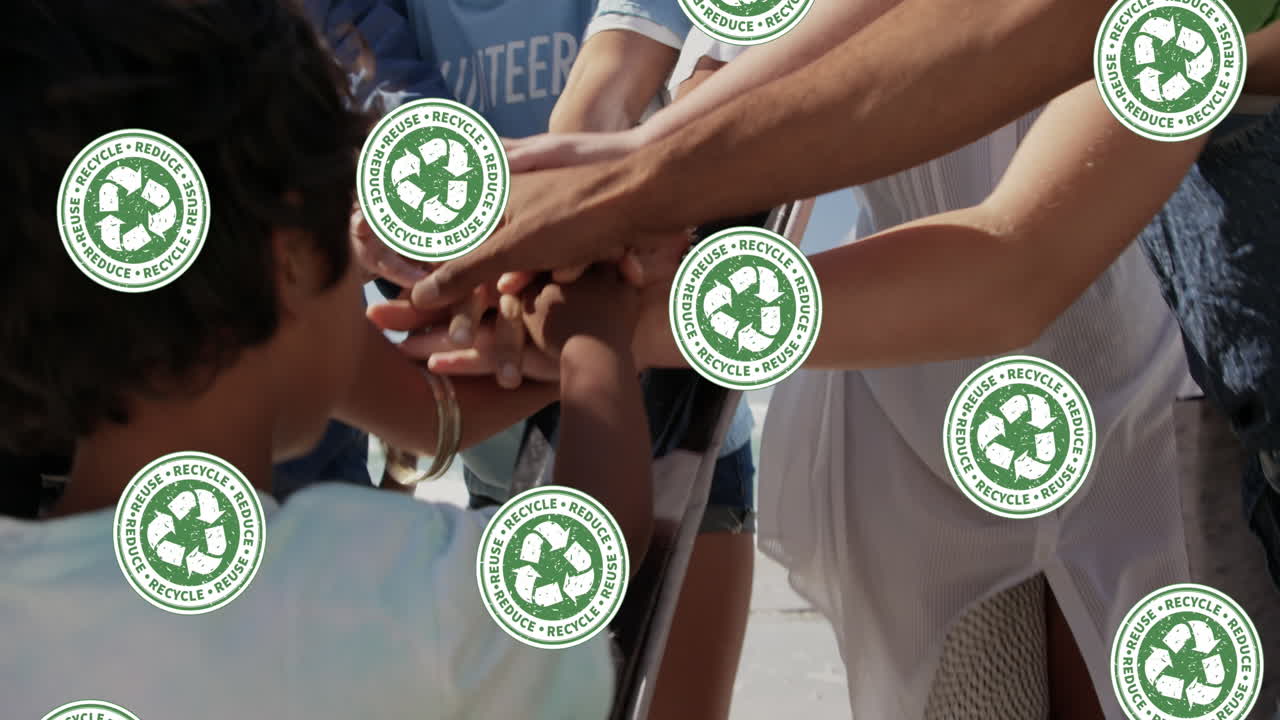 video de iconos de reciclaje sobre la celebración de diversos grupos de voluntarios apilando las manos