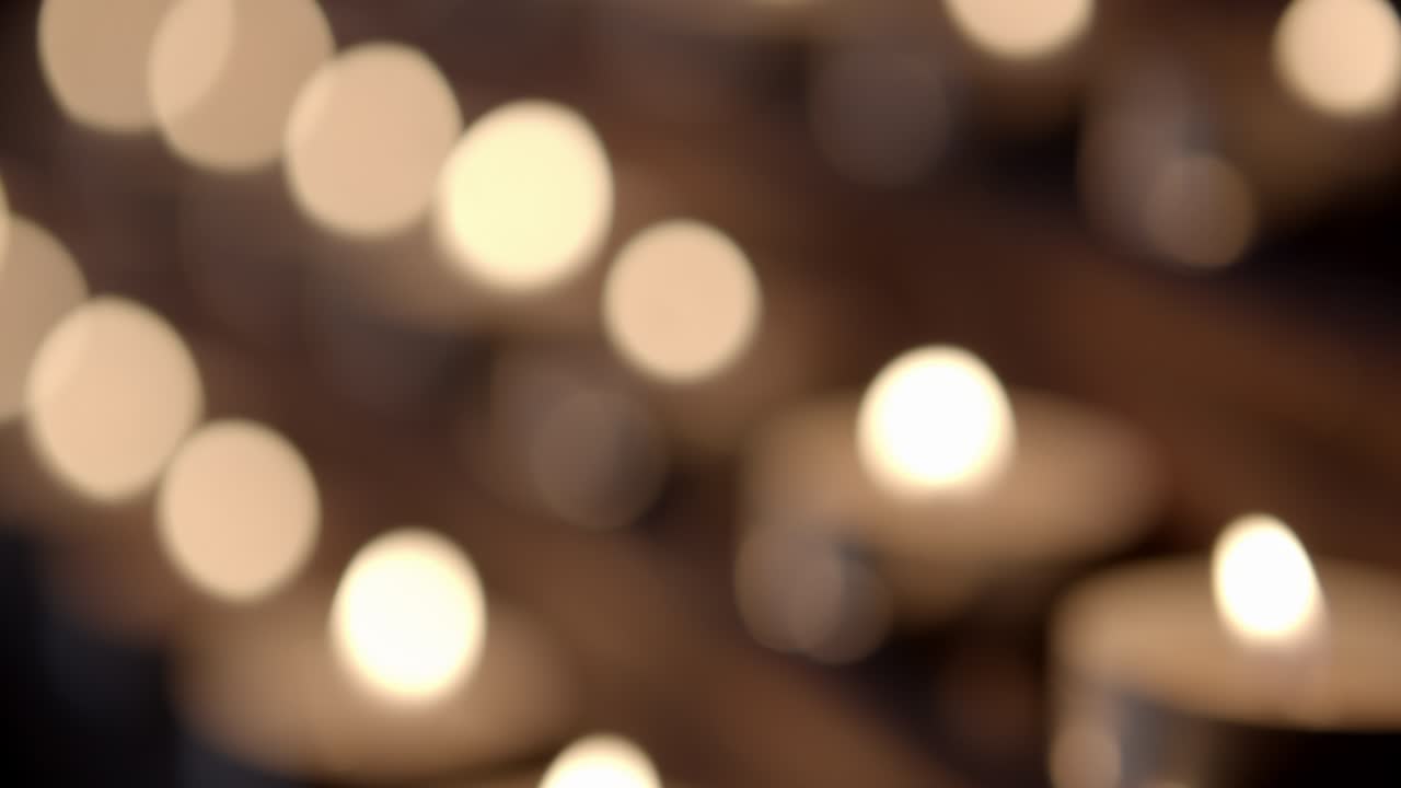 las velas en la iglesia están desenfocadas.