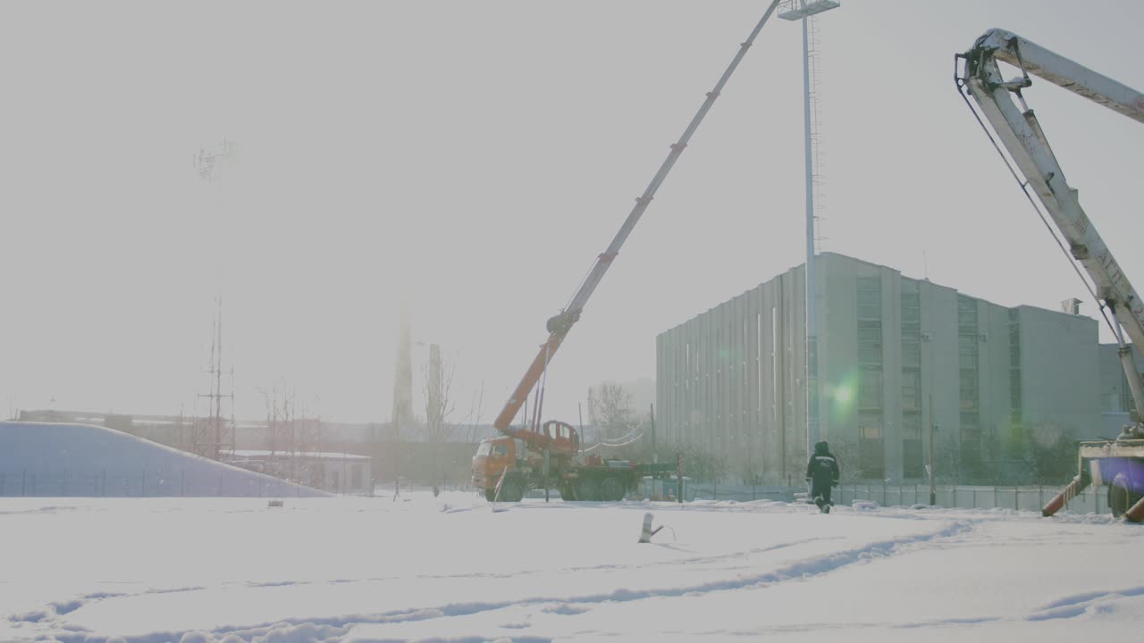 건설 승무원 들 이 겨울 에 광고판 을 설치 하고 있다