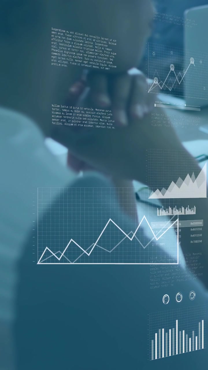 Vertikal video: Data ankommer, analytiker ser på skjermen, diagrammer dannes, skalerer og glir, som viser trender.