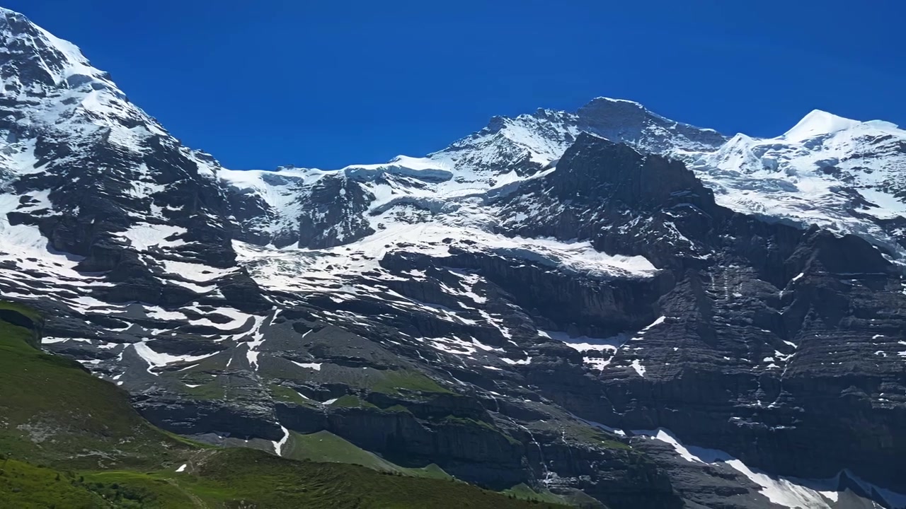 Alpi Svizzere, Monte Eiger roccioso e innevato in Svizzera. Ripresa panoramica.