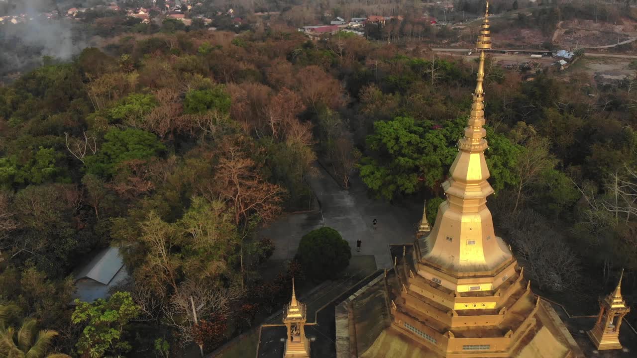 volando sobre el famoso templo dorado de wat pa phon phao en luang prabang, desde el aire