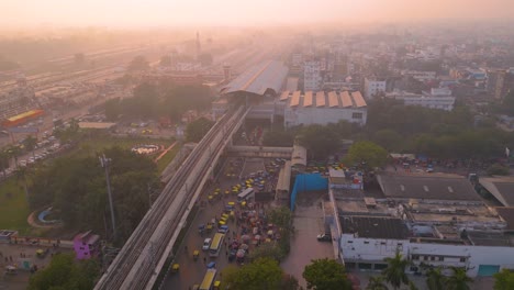 Vista-Aérea-De-1090-Chauraha-Gomti-Nagar,-Dr-Ambedkar-Dwar,-Metro-De-Lucknow-Y-La-Estación-De-Tren-De-Lucknow-Charbagh-Y-La-Ciudad-De-Lucknow