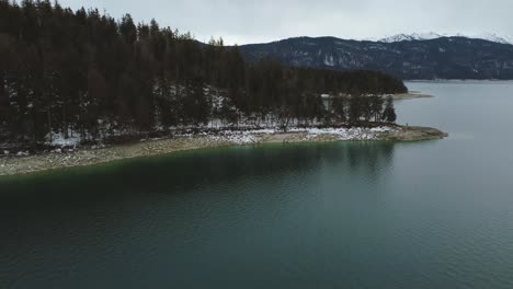 vista aérea escénica sobre el famoso lago walchensee de baviera con su particular agua azul e islas en la campiña bávara rural con un hermoso cielo azul y las montañas de los alpes en el fondo