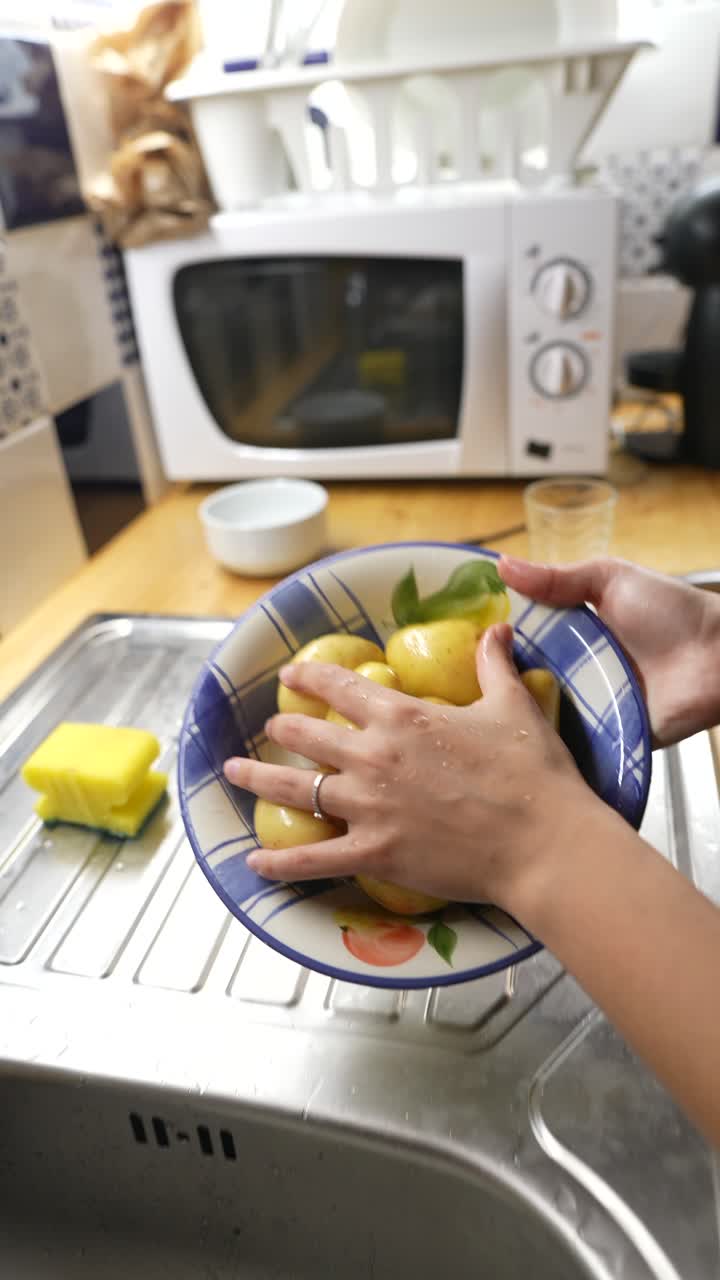 lavando patatas en una cocina