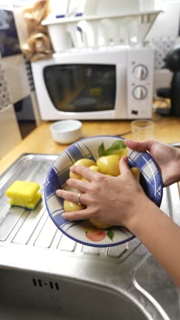lavando patatas en una cocina