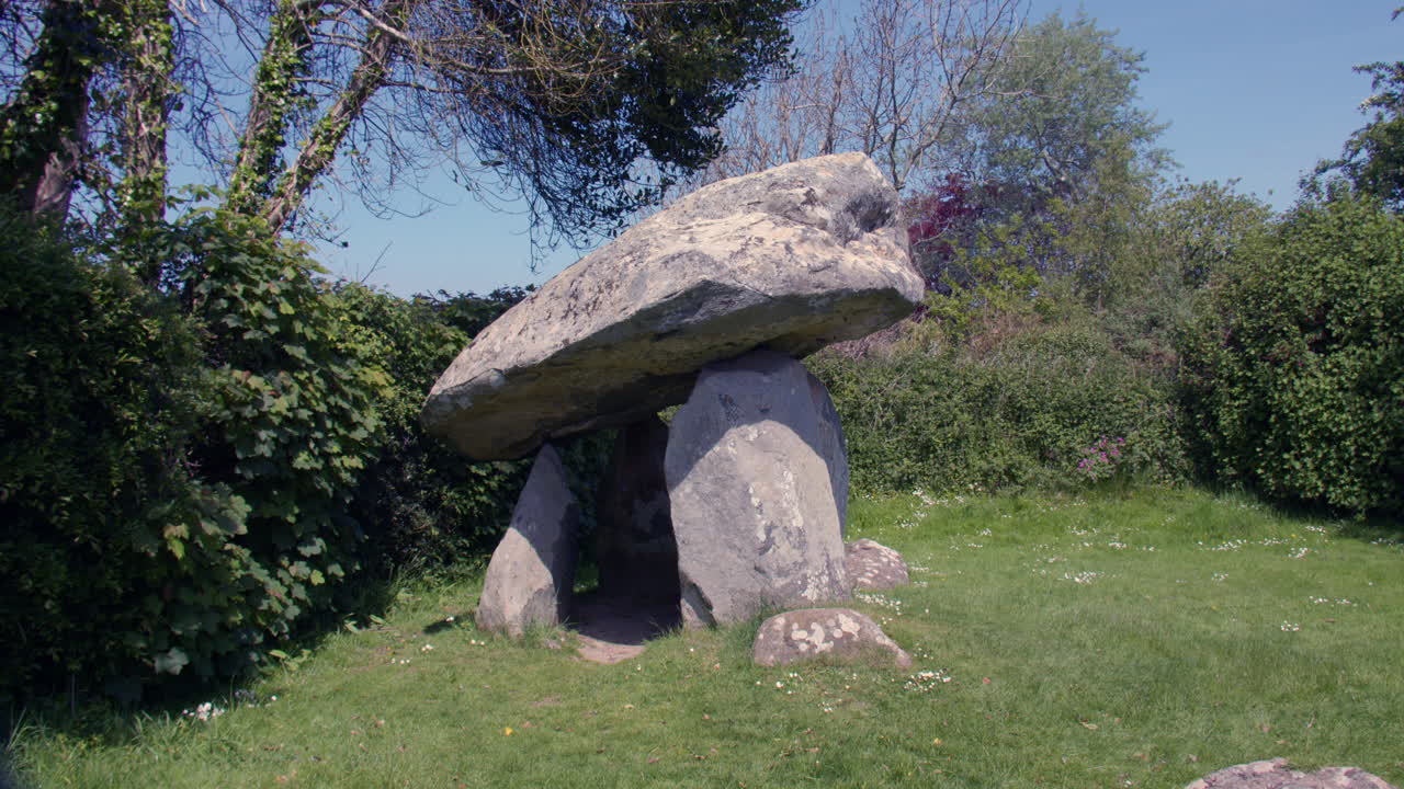 Wide shot of Carreg Coetan Arthur Chambered Tomb