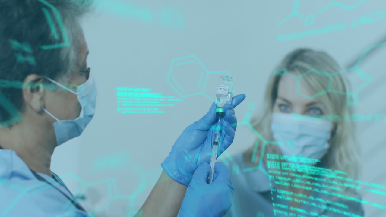 procesamiento de datos médicos contra una doctora que llena una jeringa con la vacuna contra la covid-19