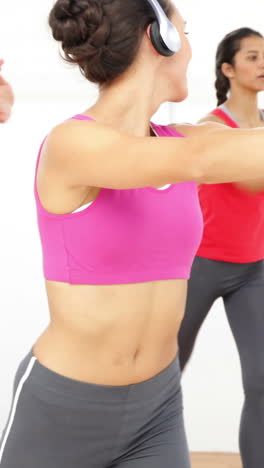 clase de aeróbicos que se unen dirigidos por un instructor