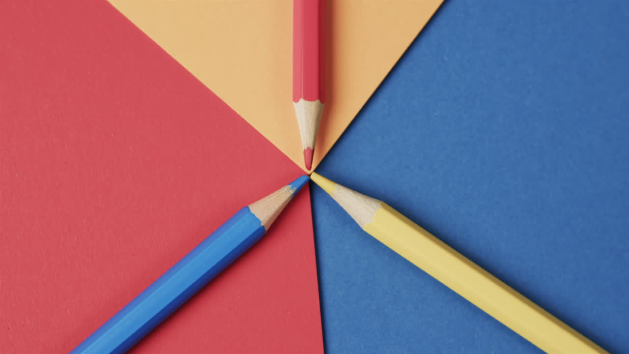 슬로우 모션 으로 다채로운 배경 에 있는 크레이온 들 의 상상