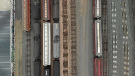antena de arriba hacia abajo de vagones de tren estacionados en la estación de tren