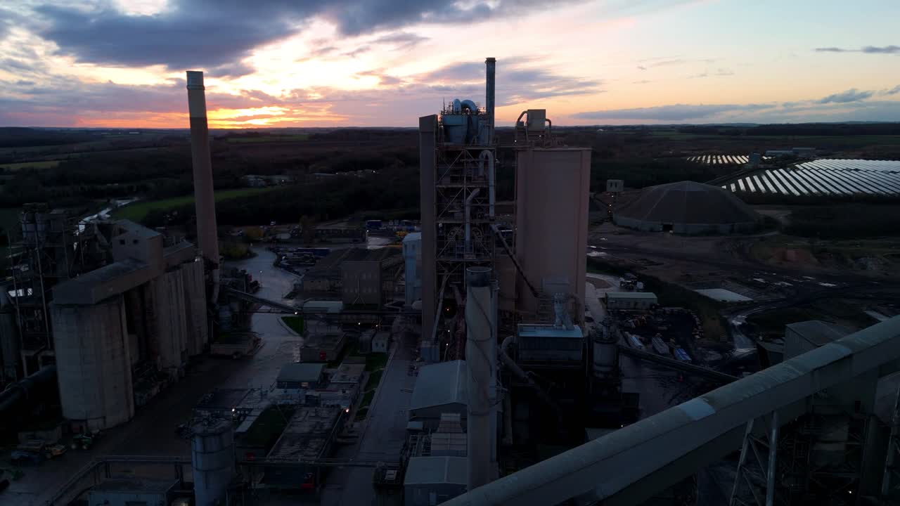 Bredt, filmisk drone-skud af massivt industrielt produktionssted og infrastruktur til kalkstensbrud i skumringen