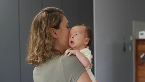 Video-De-Una-Madre-Caucásica-Sosteniendo-Y-Abrazando-A-Un-Bebé-Recién-Nacido