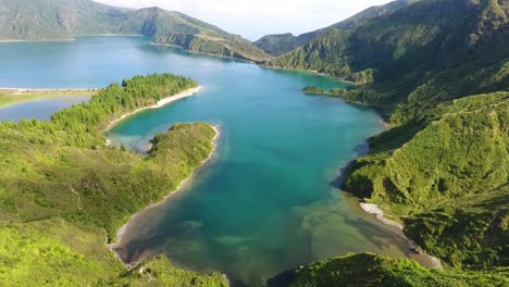 Este-Lago-Se-Encuentra-En-El-Cráter-De-Un-Antiguo-Volcán,-De-Ahí-El-Nombre-Lago-De-Fuego