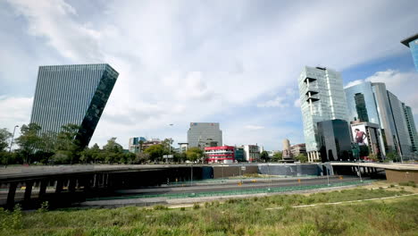 Open-shot-of-the-peripheral-where-the-Fuente-de-Petroleos-is-located,-corporate-buildings-can-be-seen-in-the-background-where-the-Virreyes-tower-stands-out