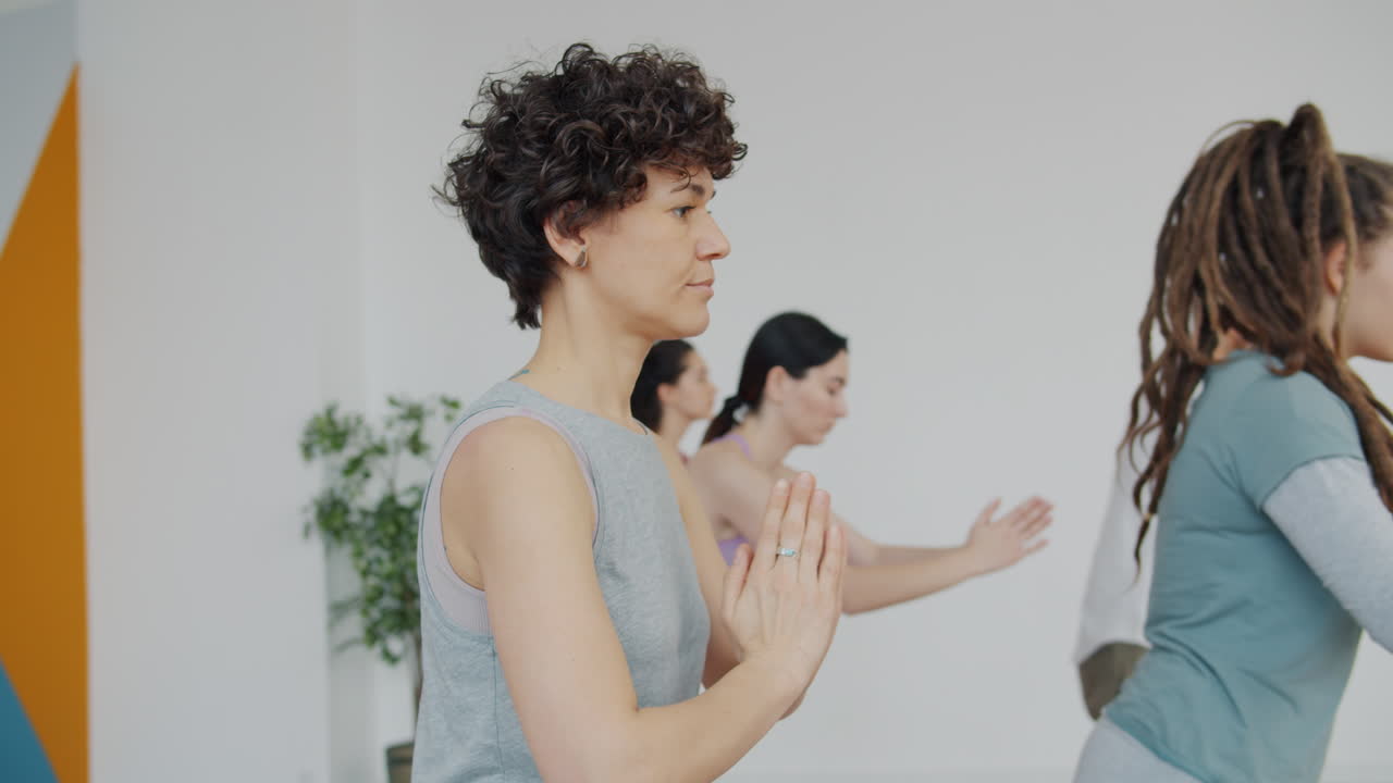 clase de yoga en curso
