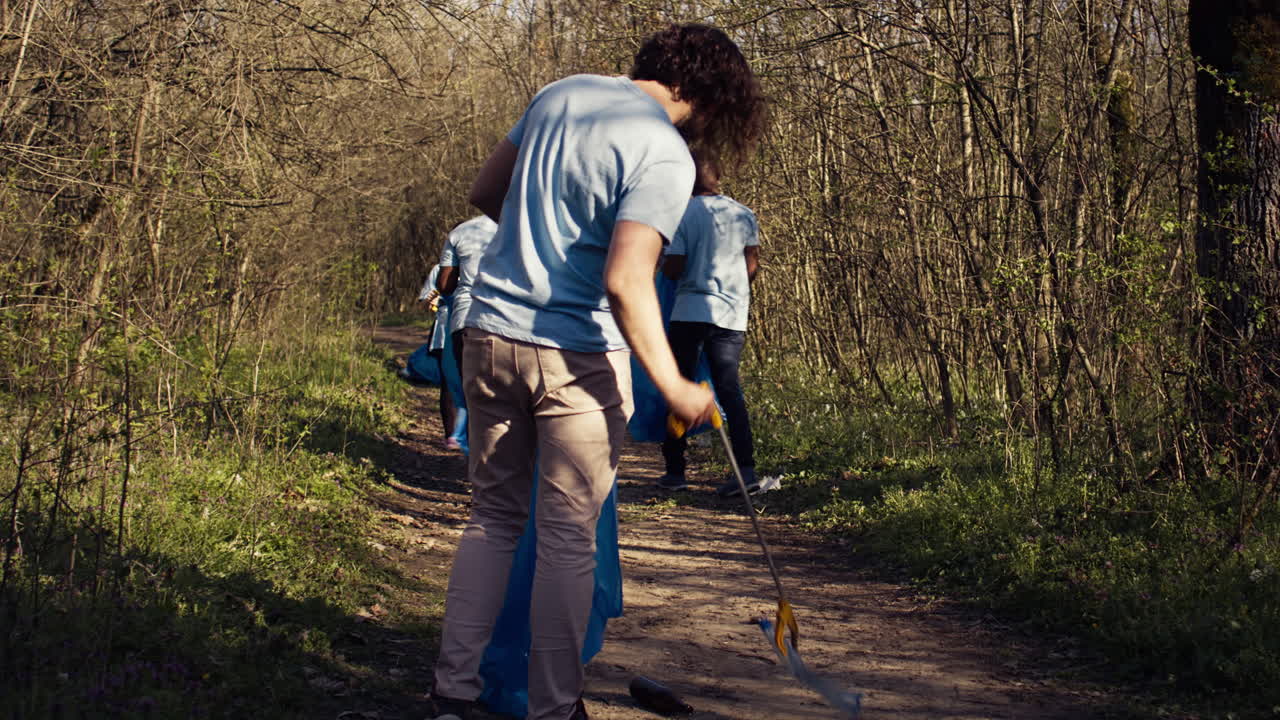 equipo de voluntarios limpiando el área forestal de basura y plástico