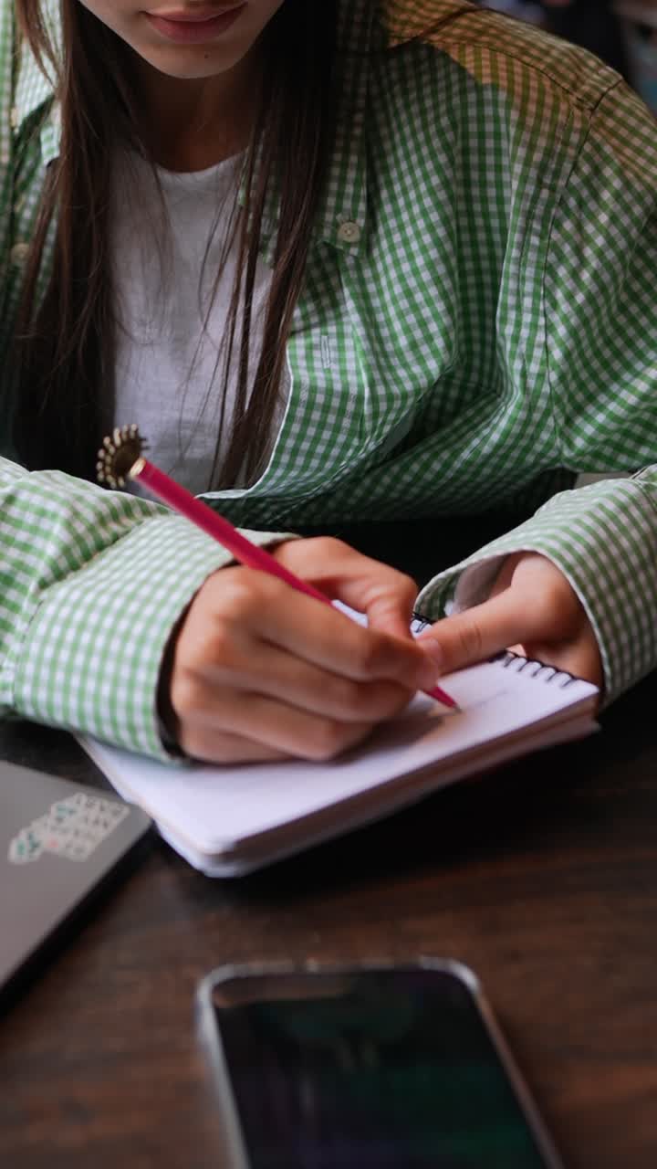mujer estudiando en una cafetería