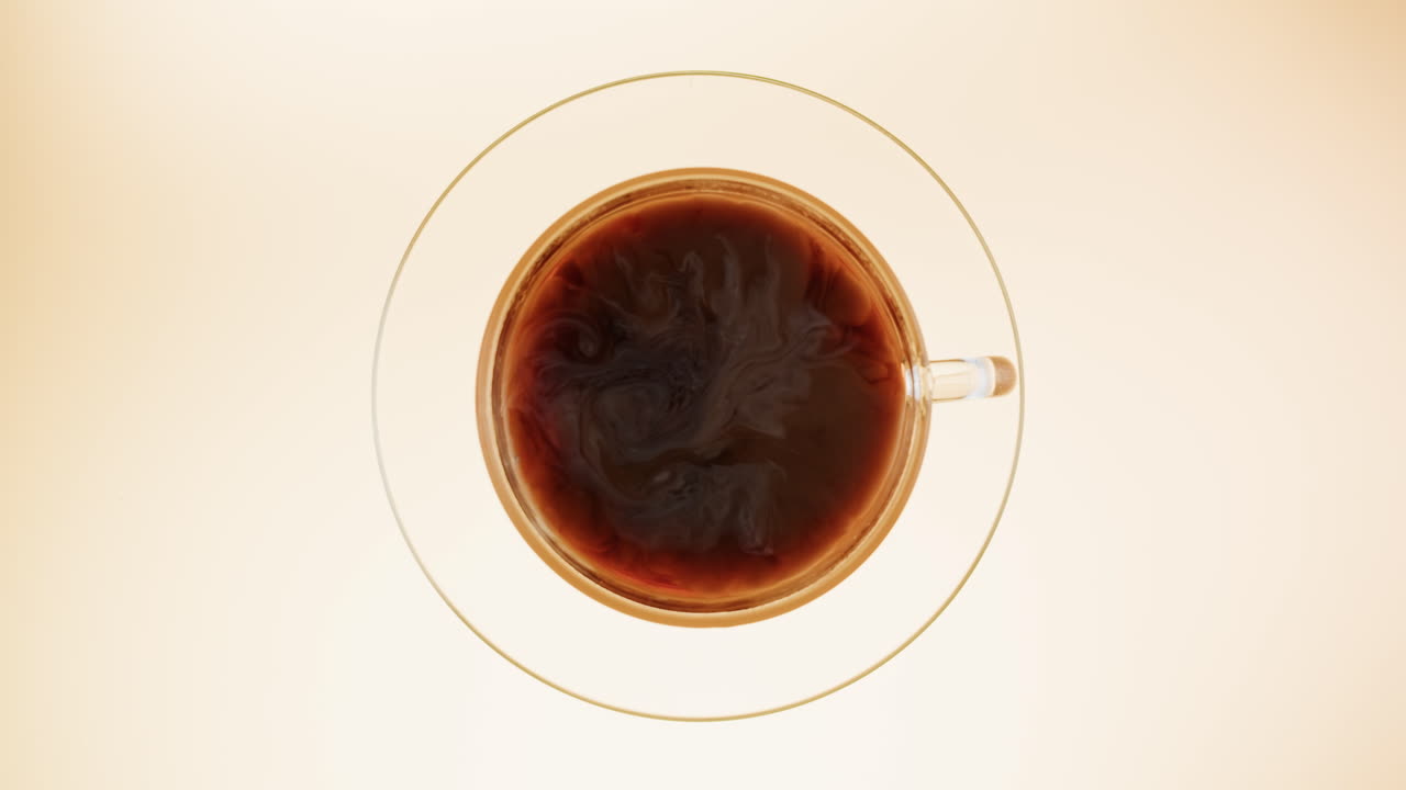 커피에 우유를 부는 것