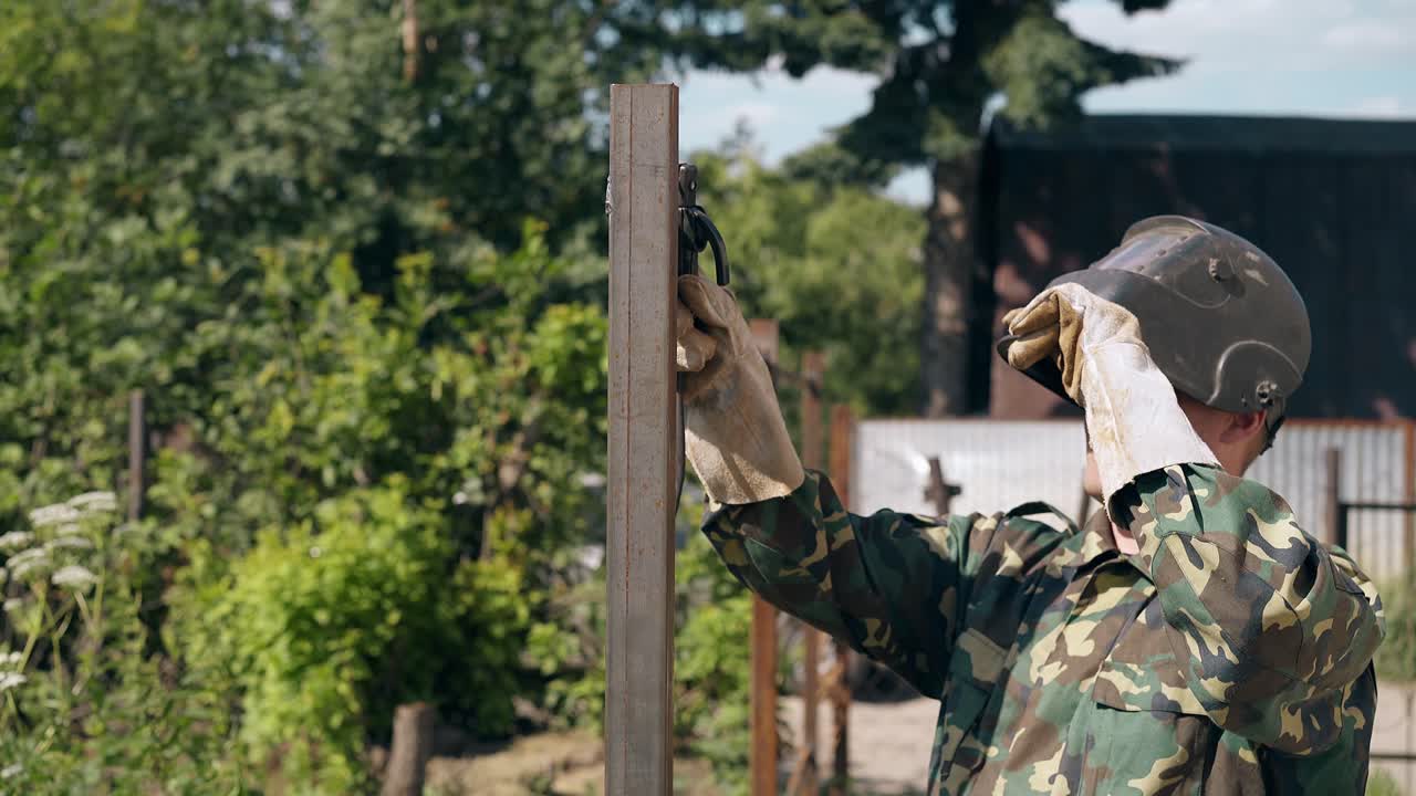 ⁇ 으로 볼 때, 균일한 용접으로 건물을 짓는 사람, 마당의 울타리