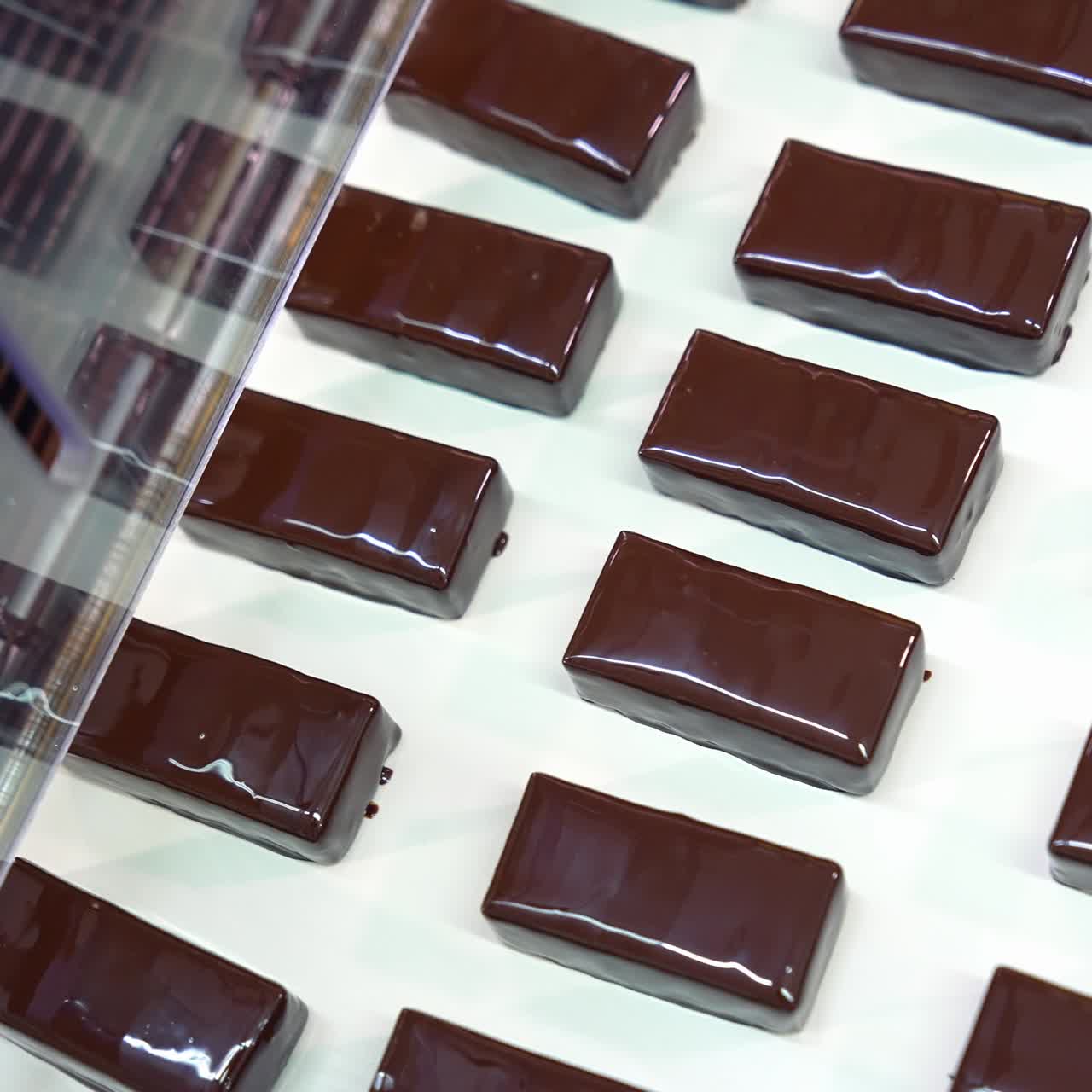 Cioccolatini su nastro trasportatore.