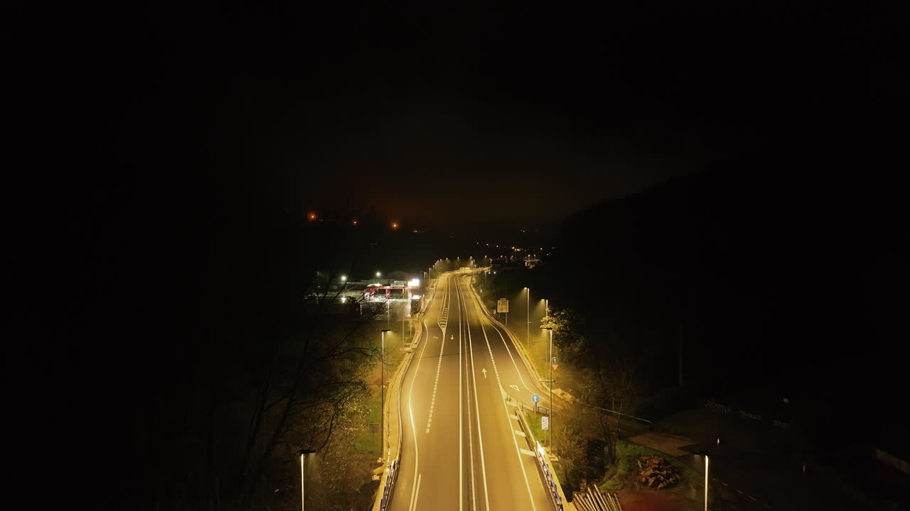 carretera vacía por la noche