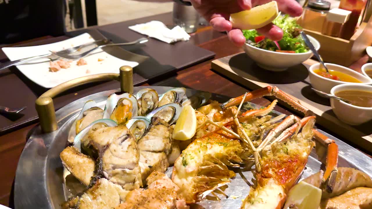 맛있는 해산물 과 고기 접시 가 제공 되고 있다