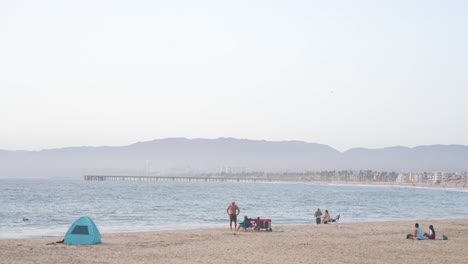 La-Gente-Camina-En-La-Playa-De-Venice-De-Los-Angeles,-Estados-Unidos