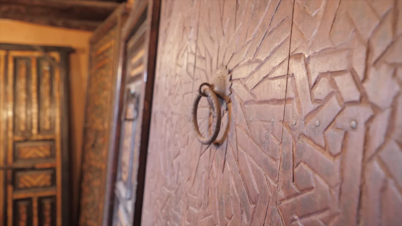 Tokmaklı ve kilitlenebilir mandallı Arap evi kapısı