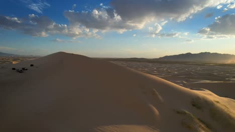 hermosa puesta de sol sobre las dunas