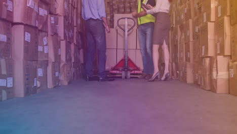 animación de hombres y mujeres trabajando en un almacén con cajas de cartón