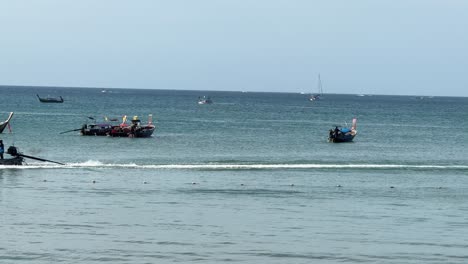 Barcos-Tailandeses-Tradicionales-De-Cola-Larga-Navegando-Con-Motor-Diesel-En-Krabi,-Tailandia