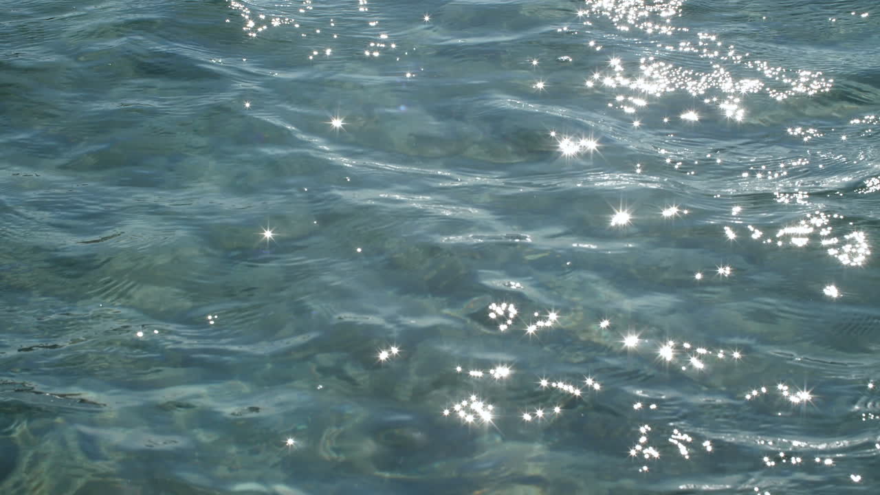 フランスの地中海、透明な水面に反射する太陽