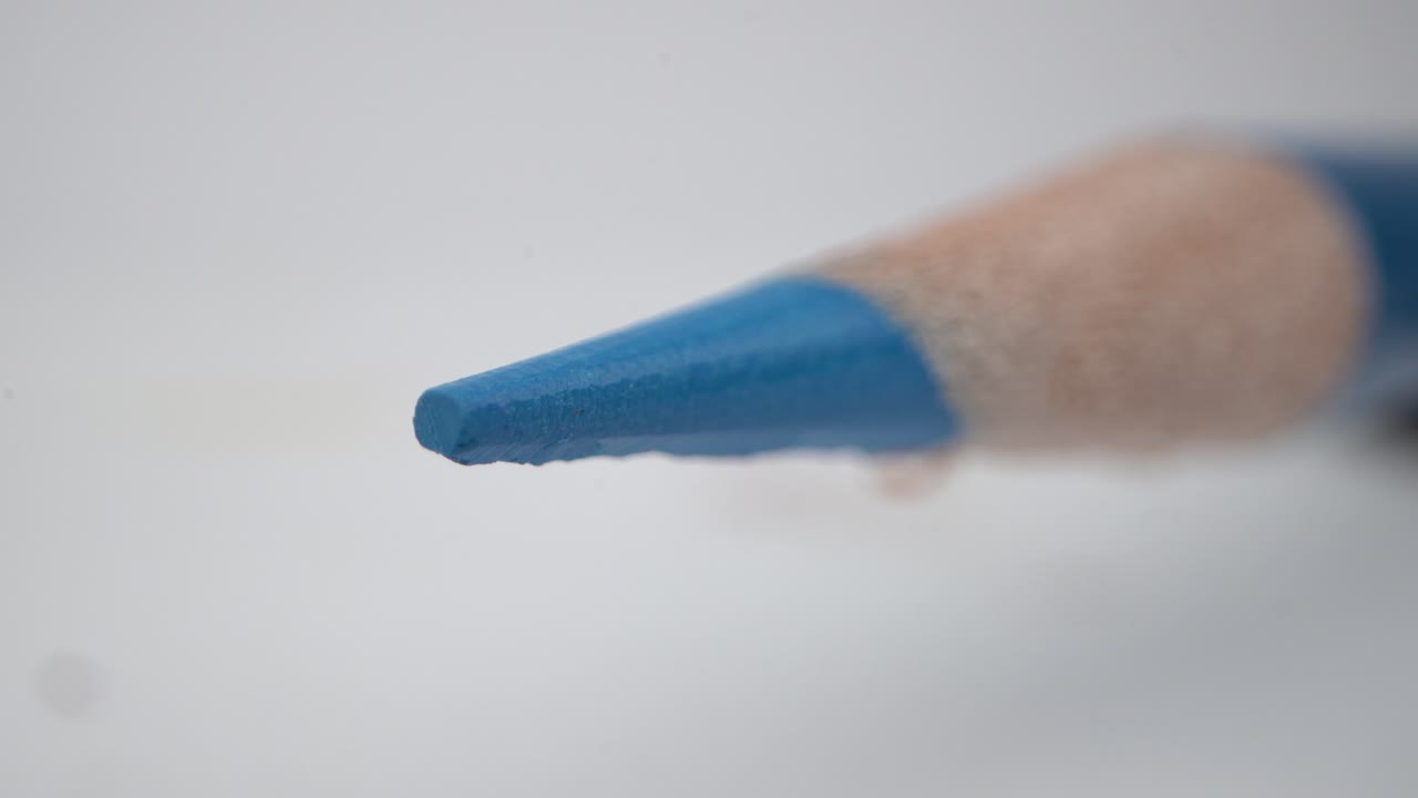 primer plano de la nitidez de la punta del lápiz azul