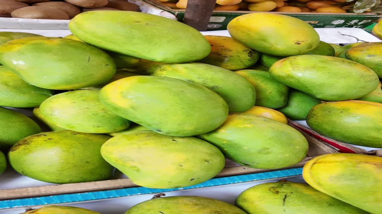 mangos frescos en un mercado